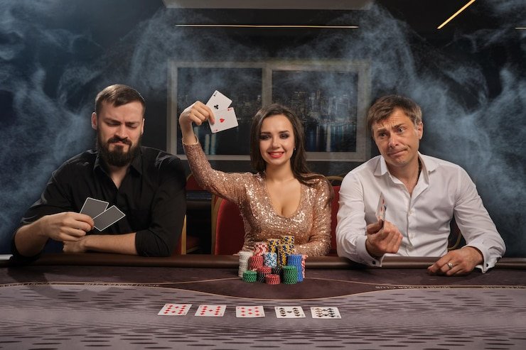 Dealer profesional supra slot di studio Live Sic Bo dengan tiga dadu dan meja taruhan yang transparan